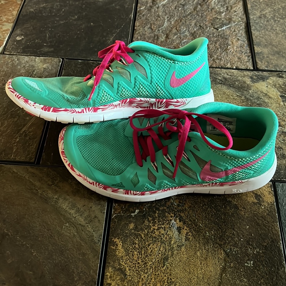 Nike Free Run 5.0, Youth Size 7, floral, green , white, pink